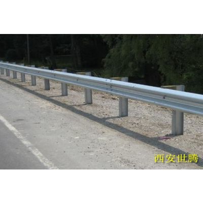 鄉(xiāng)村道路波形護欄生產廠 高速公路護欄板多少錢一米 護欄板價格